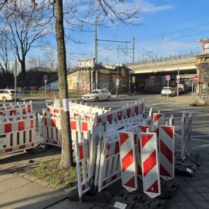 Dammweg bekommt einen Zebrastreifen Die Absperrungen und Baustellenausschilderungen stehen schon bereit. Foto: Anton Launer