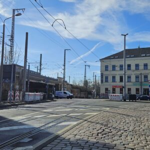 Weil an der Leipziger, Ecke Eisenbahnstraße eine provisorische Trinkwasserleitung gebaut wird, fahren die "4" und die "9" eine Umleitung über Großenhainer Straße. Foto: Anton Launer