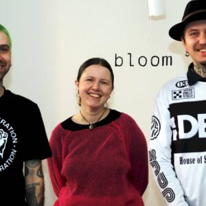 Neueröffnung: Bloom auf der Görlitzer Straße Wollen die Görlitzer Straße zum Blühen bringen - die Bloom-Crew Arkadii, Aliesia und Denys. Foto: Anton Launeram frisch freigelegten Kachel-Tresen. Foto: Anton Launer