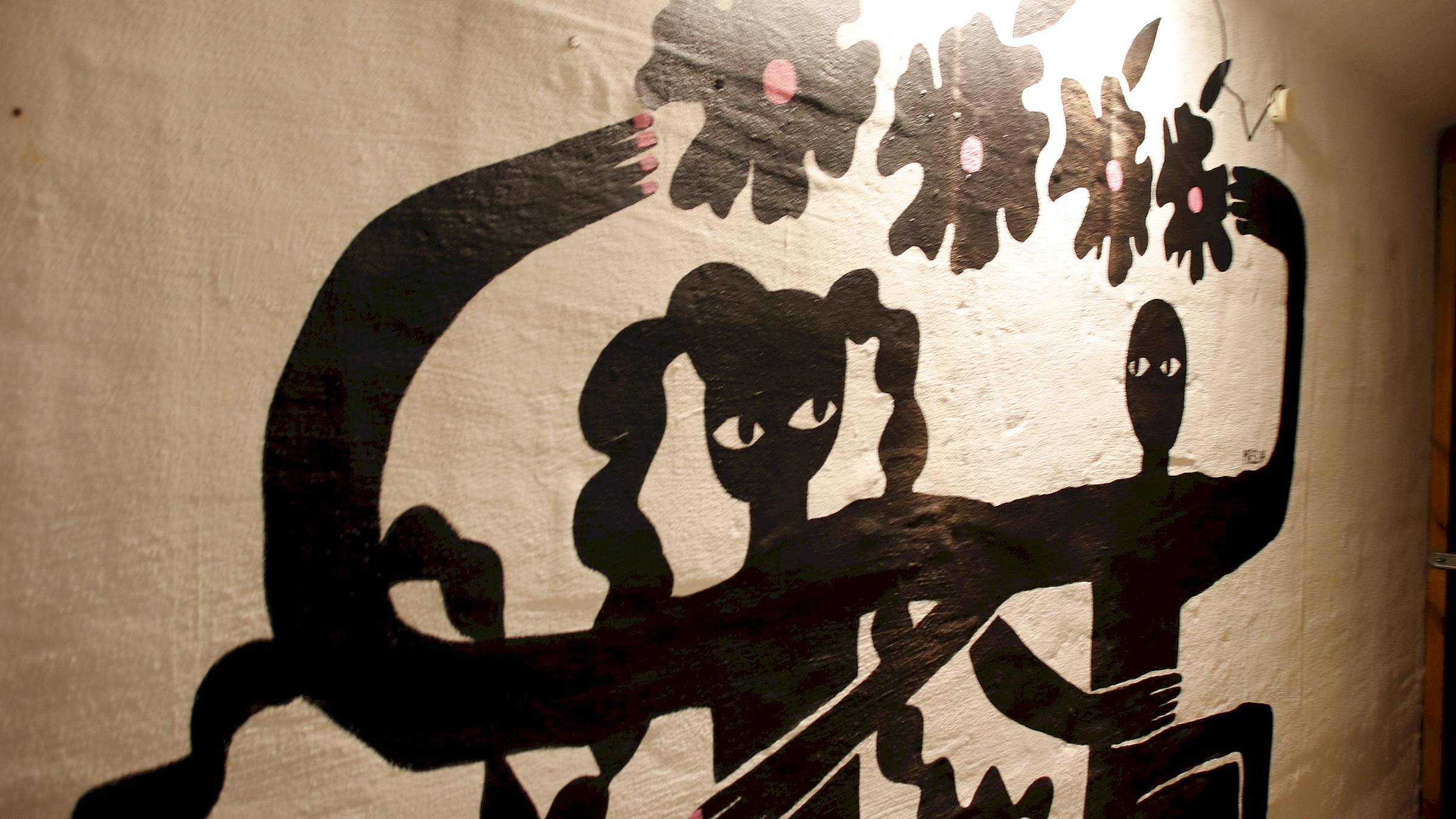 Die Kunstwerke an den Wänden stammen von Myroslava Shevchenko - Foto: Anton Launer