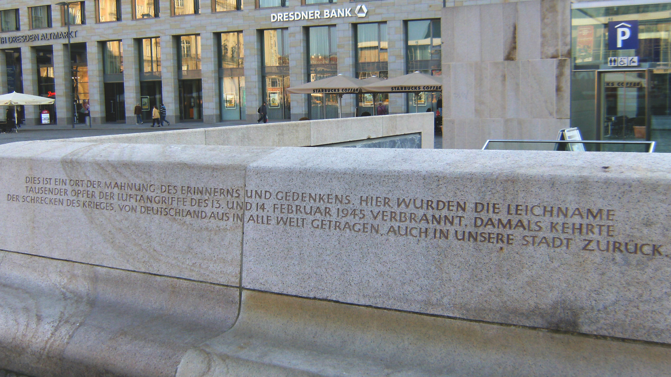Relativierung des Holocaust? Anne Herpertz findet, der Schrecken, der laut städtischer Inschrift "von Deutschland aus in alle Welt getragen" wurde, sollte nicht gleichgesetzt werden mit jenem, der "auch in unsere Stadt zurück[kehrte]". Foto: LogoX
