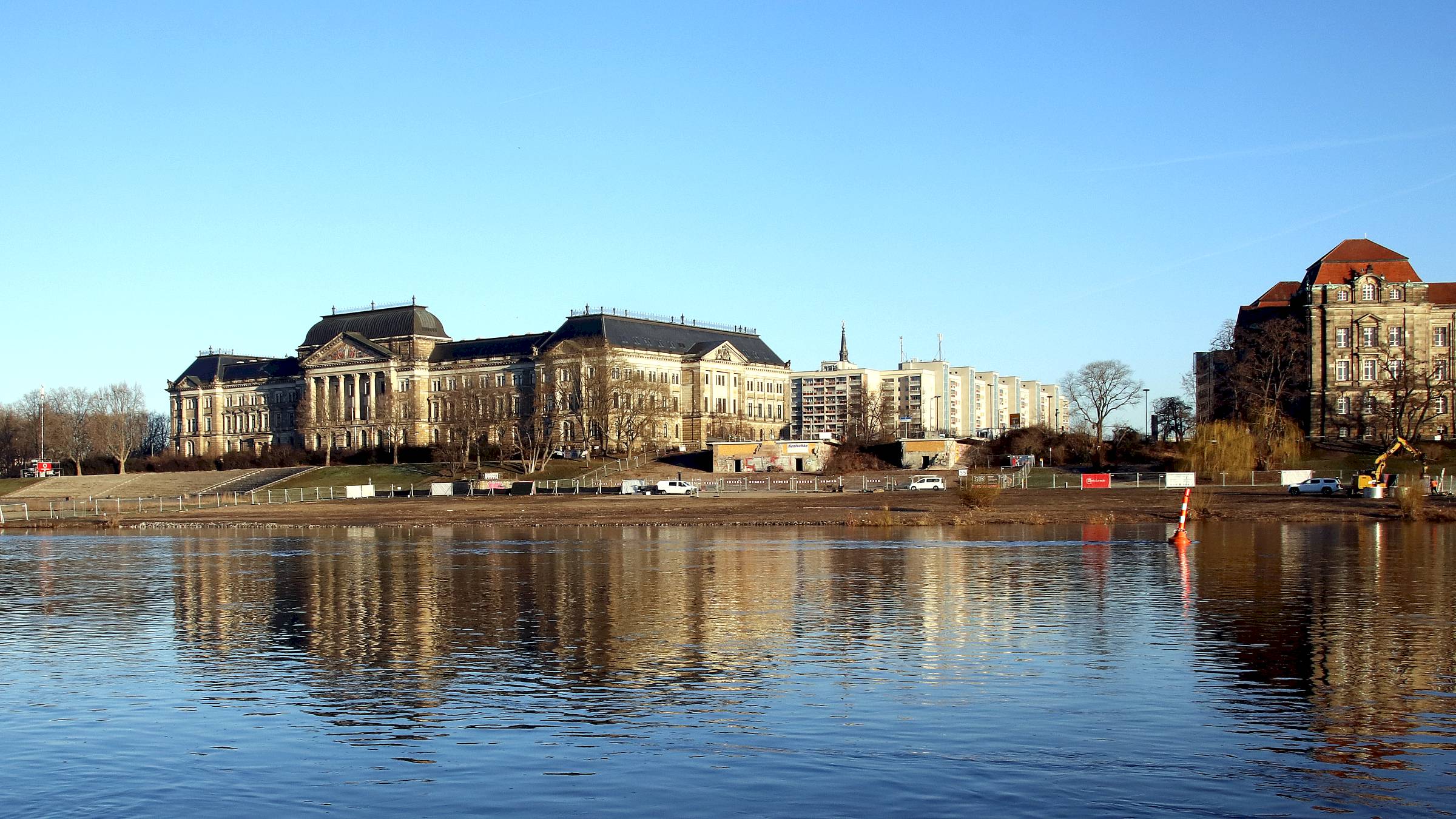 Unterhalb der Widerlager der ehemaligen Carolabrücke wurden zwei mögliche Bomben gefunden. Foto: Anton Launer