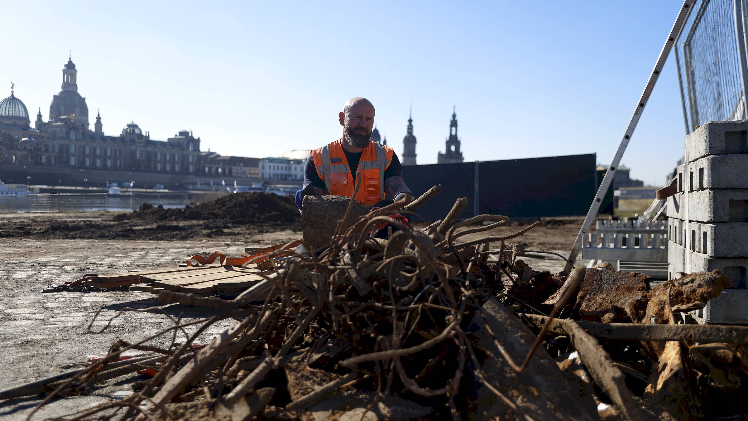 Räumstellenleiter Sebastian Liers von der Dresdner Bohrgesellschaft - Foto: Florian Varga