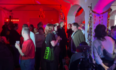 Begegnung statt Barrieren auf der Tanzfläche Ausgelassene Stimmung bei der „Disco für alle“. Foto: Mercedes Braun