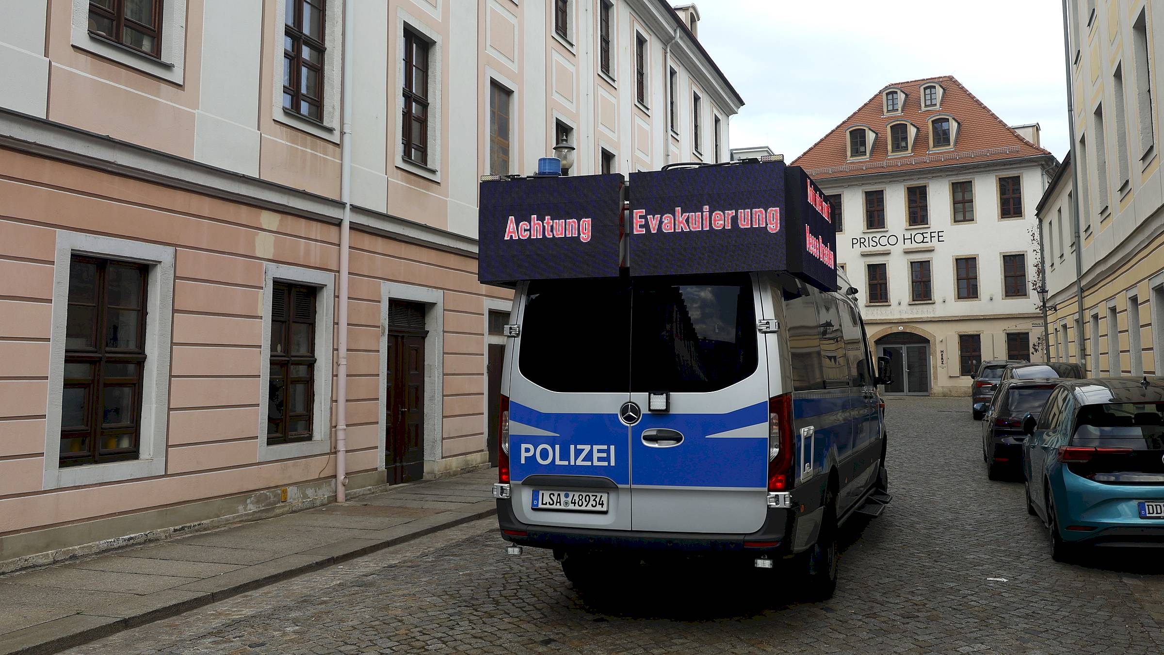 Mit Lautsprecherwagen fährt die Polizei durch die Innere Neustadt und fordert die Menschen auf, das Gebiet zu verlassen. Foto: Florian Varga