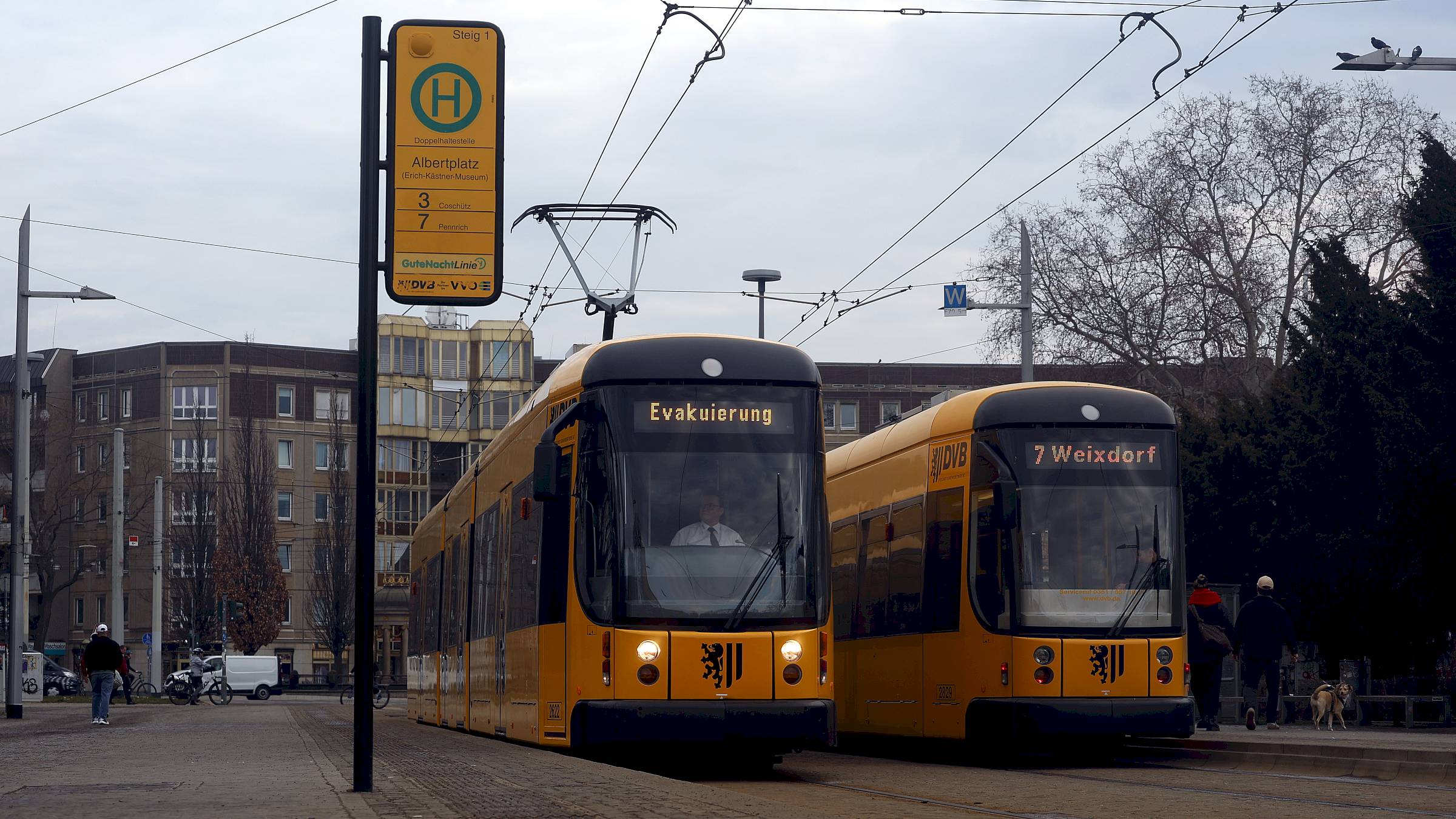 Es standen zusätzliche Straßenbahnen zur Evakuierung bereit. Foto: Florian Varga