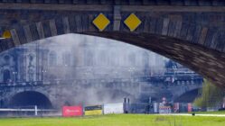 Bombe an ehemaliger Carolabrücke entschärft Um 15:10 Uhr hatten die Spezialisten des Kampfmittelbeseitigungsdienstes den Zünder der britischen Fliegerbombe entfernt und anschließend gesprengt. Foto: Jonas Schubert