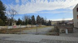 Park, Beete und E-Tankstelle Brache zwischen Schule und Friedhof soll Park und E-Tankstelle werden. Foto: Anton Launer