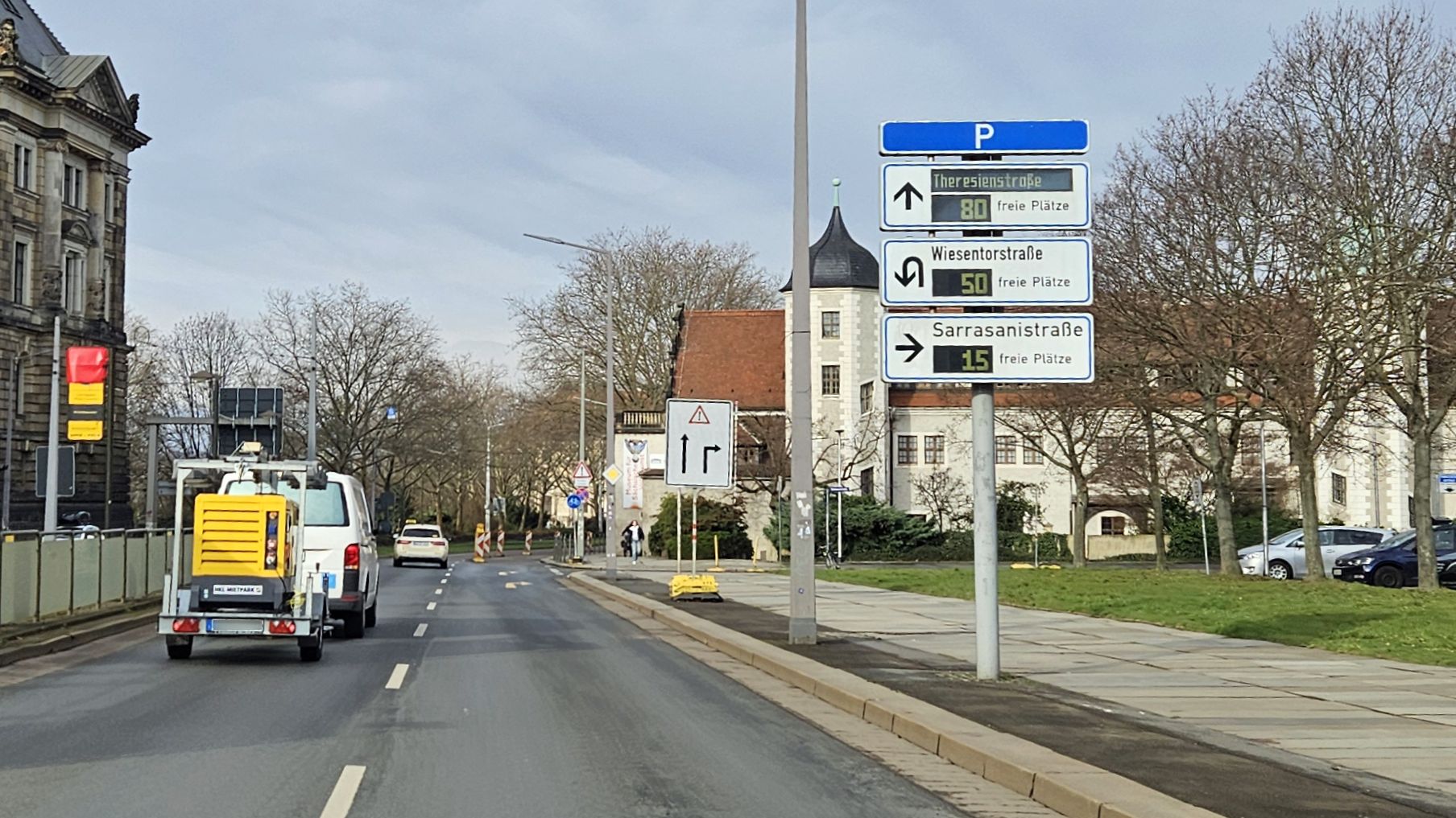 Auch an der Köpckestraße sollen die Warnbaken entfernt werden und durch eine farbliche Markierung ersetzt werden. Foto: Anton launer