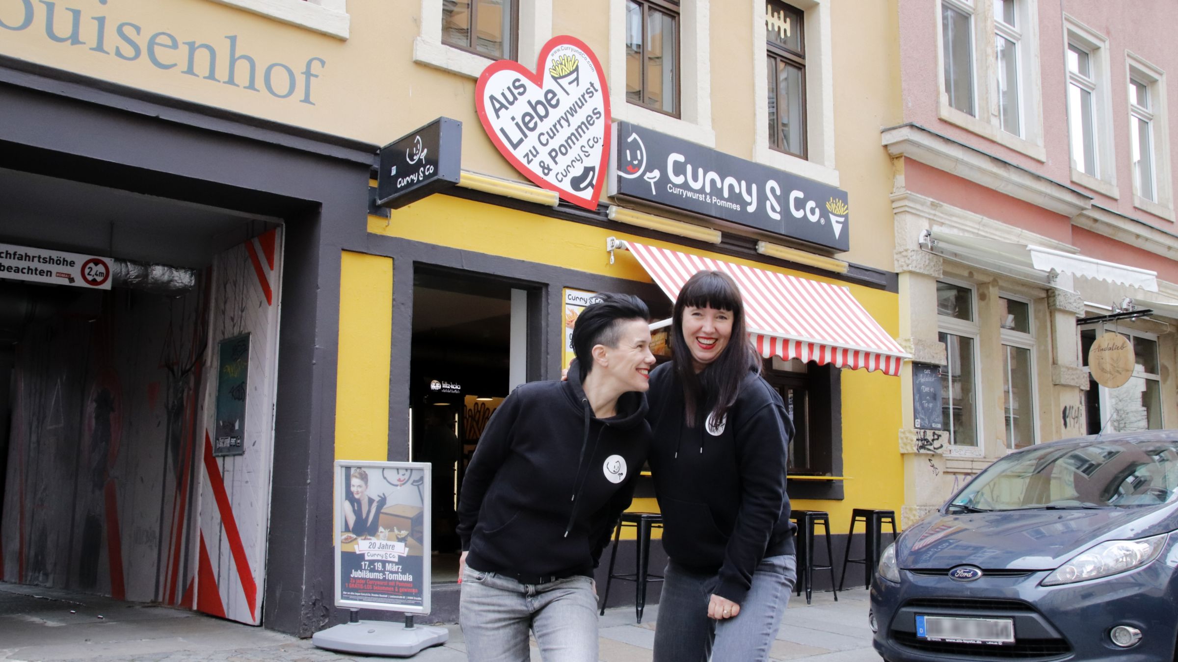 Simone und Susanne Meyer-Götz vor ihrem Curry-Wurst-Imbiss. Foto: Anton Launer