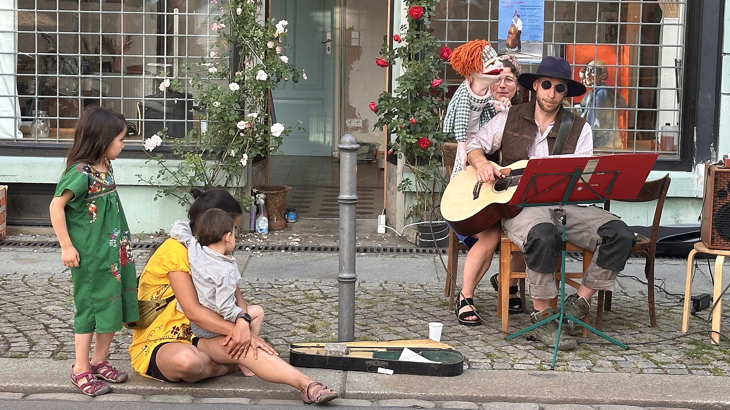 Hillel Eflal bei einem Straßenkonzert auf der Priesßnitzstraße - Foto: Karen Gäbler