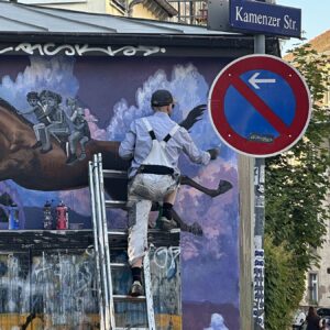 Feige im Dunkeln Hillel Eflal gestaltet das Häuschen an der Kamenzer Straße - Foto: Karen Gäbler