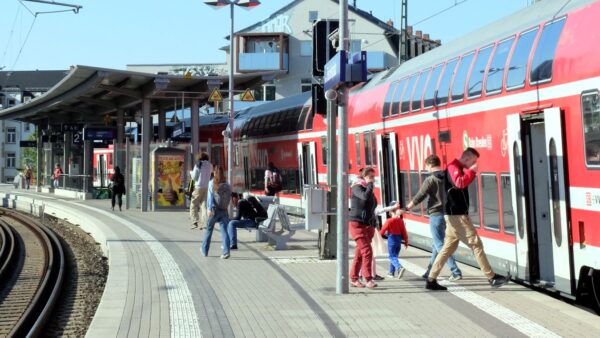 S-Bahn im Haltepunkt Bischofsplatz - Foto: VVO/Martin Schmidt