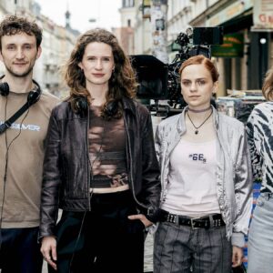 Ein Teil der Crew von "Moon Unit" auf der Rothenburger Straße: Die Drehbuchautoren Nils Hohenhövel und Marlene Tanczik und die Schauspielerinnen Mariella Aumann (Mooni), Sarina Radomski (Sonja) - Foto: David Pinzer
