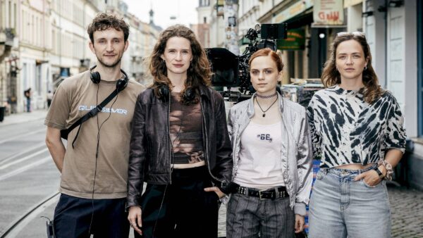 Ein Teil der Crew von "Moon Unit" auf der Rothenburger Straße: Die Drehbuchautoren Nils Hohenhövel und Marlene Tanczik und die Schauspielerinnen Mariella Aumann (Mooni), Sarina Radomski (Sonja) - Foto: David Pinzer