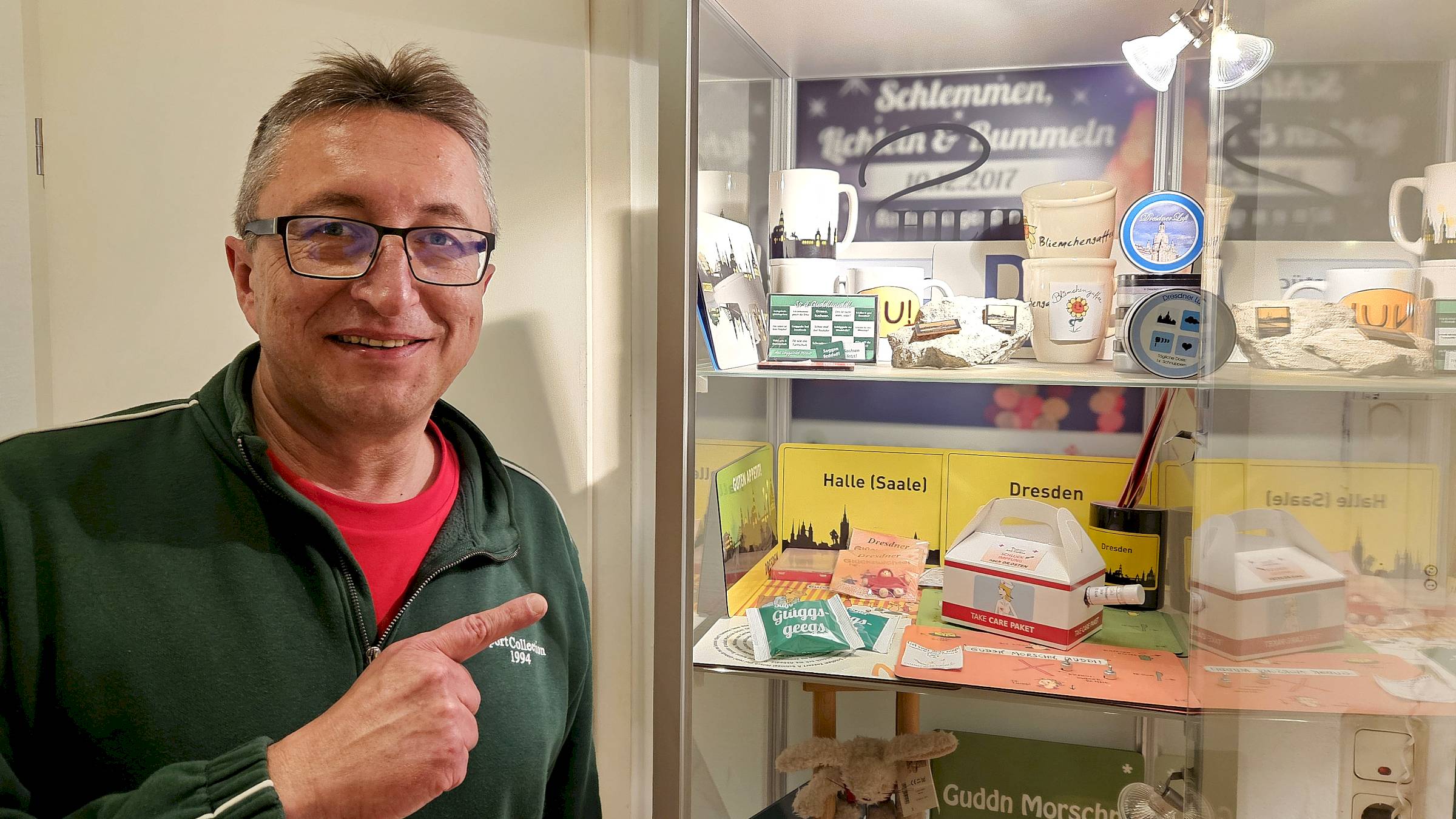 Catapult-Chef Hendrik M. Dietrich vor der Vitrine mit den wichtigsten Meilensteinen der Catapult-Geschichte - Foto: Anton Launer