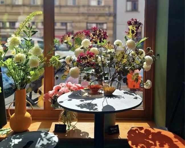 Platz zum Kaffee trinken zwischen den Kunstblumen - Foto: Friederike Paulsen