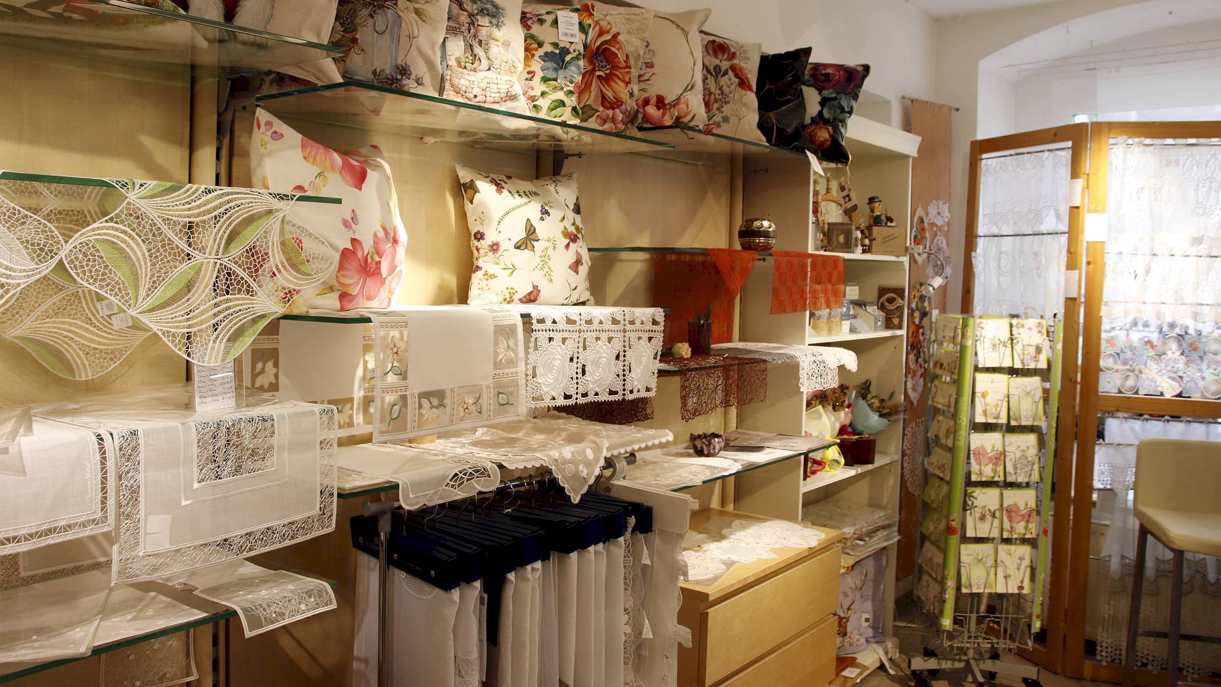 Jede Menge Spitze im neuen ManufakturStore - Foto: Anton Launer