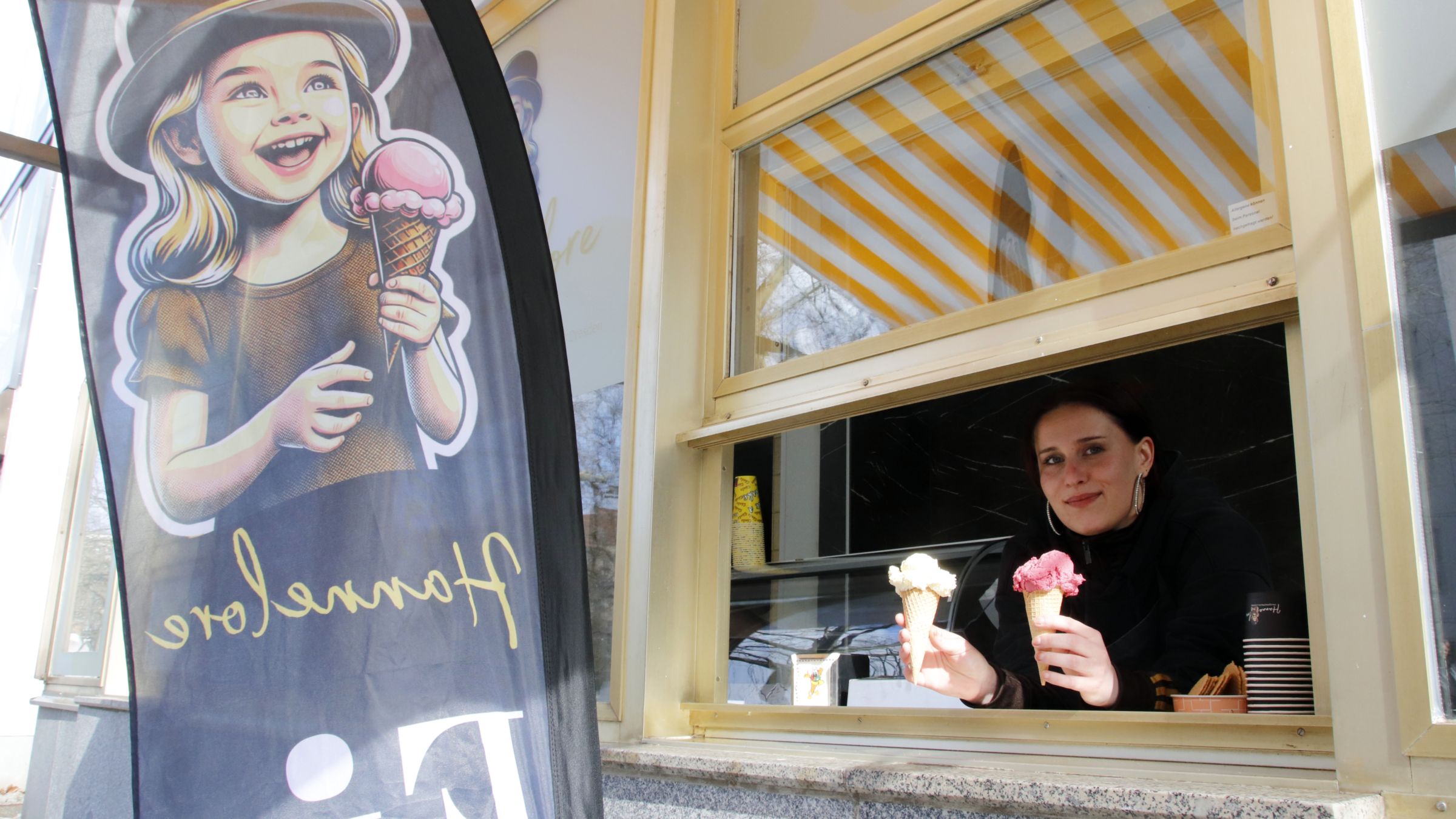 Eisverkäuferin Karla mit den Sorten Vanille und Waldfrucht. Täglich ist ab 12 Uhr geöffnet. Foto: Anton Launer