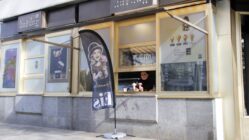Neu auf der Hauptstraße: Hannelores Eis Seit Karfreitag geöffnet - Fensterverkauf es Eiscafés Hannelore - Foto: Anton Launer