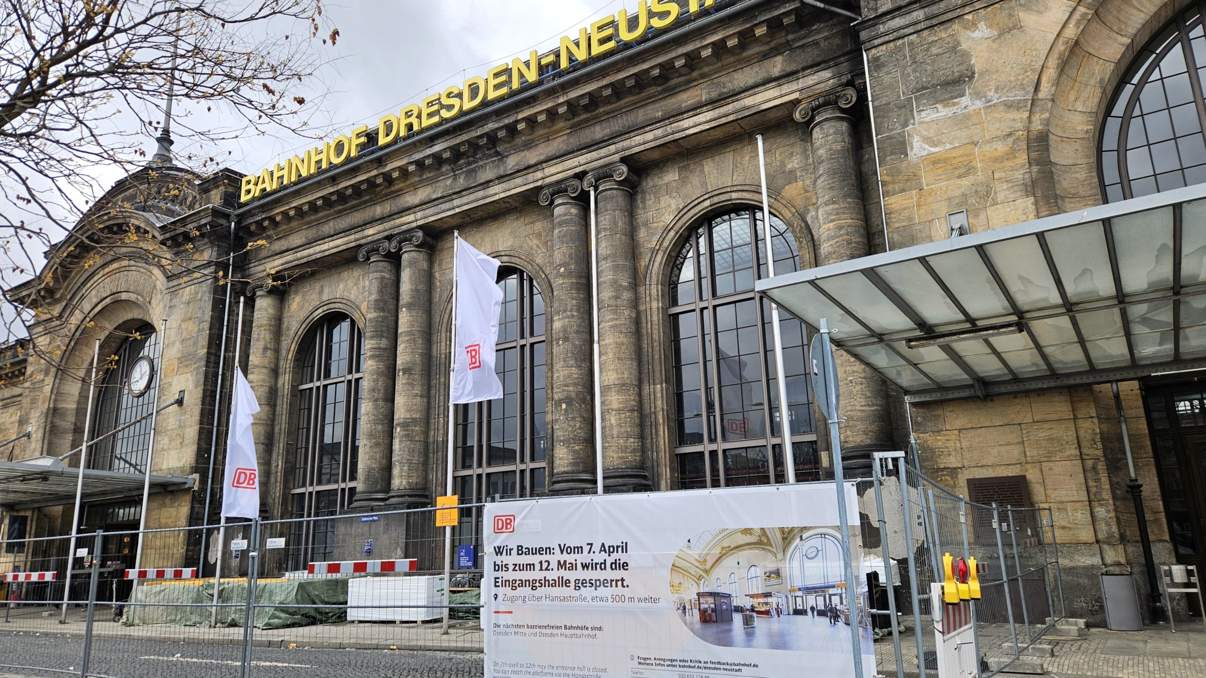 Bis Mai müssen Reisende den Hintereingang des Bahnhofs nutzen. Foto: Anton Launer