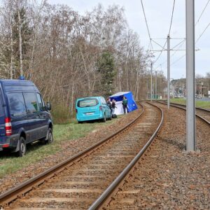 Gegen 7.20 Uhr wurde am Sonntag früh eine männliche Leiche an den Straßenbahngleisen gefunden. Foto: Roland Halkasch