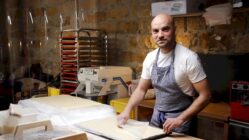 Hoffest mit Werksverkauf in der Königsbrücker Straße Robert Leuschner ist der Pelmonaut - Foto: Anton Launer