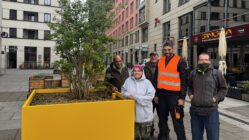 Saubere Stadt – doch wie lange noch? Gründer Rainer Pietrusky mit Nasira, Mario, Daniel und David – Foto: Mercedes Braun