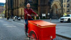 Aus den Nacht(sch)lichtern werden Kiezlichter Fährt jetzt Dreirad: Koordinator Konfliktmanagement Alessandro Finke. Foto: Florian Varga