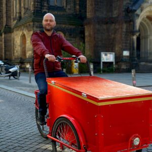 Aus den Nacht(sch)lichtern werden Kiezlichter Fährt jetzt Dreirad: Koordinator Konfliktmanagement Alessandro Finke. Foto: Florian Varga