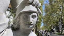 Fünf Statuen auf der Hauptstraße Die Bildhauerei auf der Hauptstraße - Foto: Anton Launer
