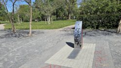 Alaunplatz-Trinkbrunnen außer Betrieb – Graffiti sorgt für Probleme Besprühter Trinkbrunnen auf dem Alaunplatz - Foto: Anton Launer
