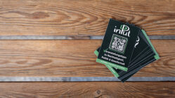 Dresdner Input jetzt mit App und Website Sticker von input_DD. Foto: Sebastian Diehl