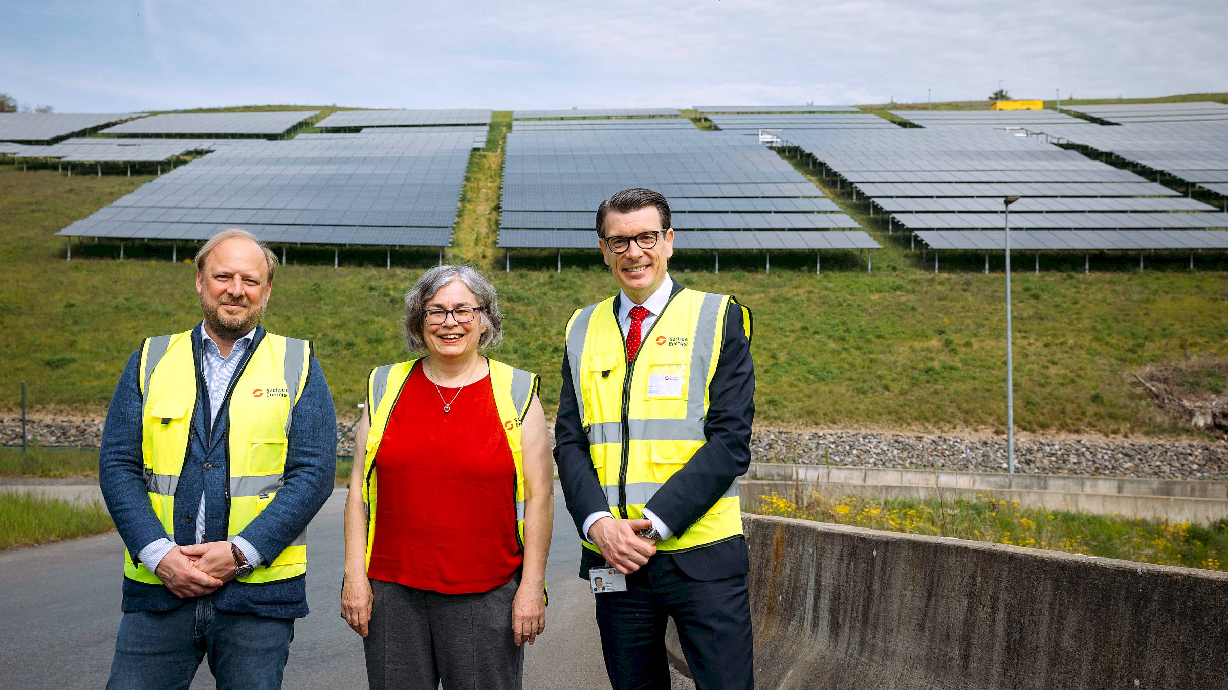 Eröffnung der Photovoltaik-Anlage der SachsenEnergie auf der ehemaligen Mülldeponie am Hammerweg mit Bereichsleiter  Naturkraft Jens Hirtz, SachsenEnergie-Finanzvorstand Axel Cunow und Umweltbürgermeisterin Eva Jähnigen am 4. Mai 2026 in Dresden  Foto: SachsenEnergie/Oliver Killig