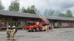 Erneut Brand am Alten Leipziger Bahnhof Feuerwehreinsatz auf dem Gelände des Alten Leipziger Bahnhofs - Foto: Roland Halkasch