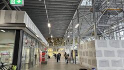 Bahnhof Neustadt: Empfangshalle wieder geöffnet Das DB Reisezentrum in der Empfangshalle ist wieder geöffnet. Foto: Anton Launer