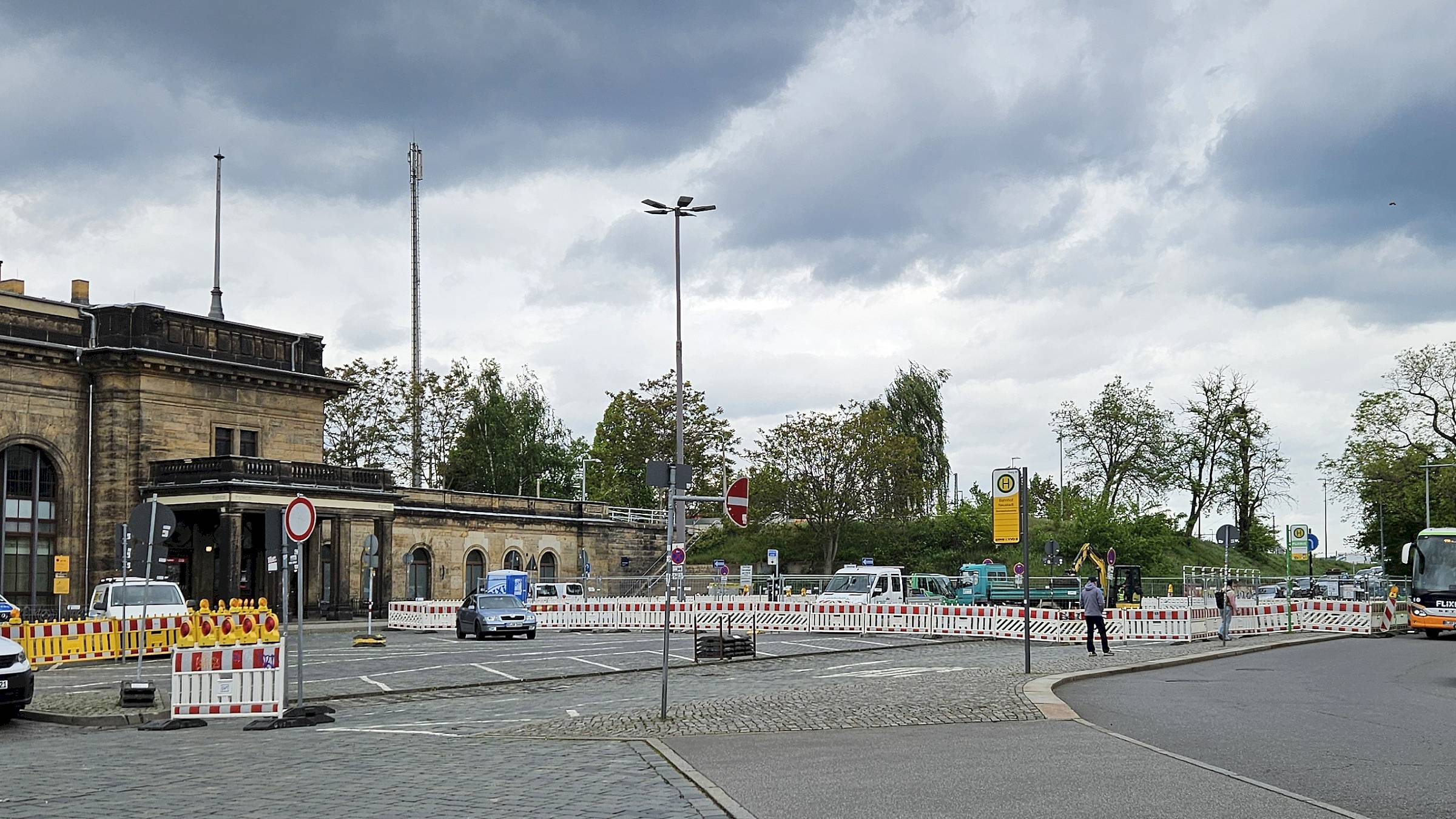 Am Vorplatz werden noch die Stellplätze und Verkehrsinseln angepasst. Foto: Anton Launer
