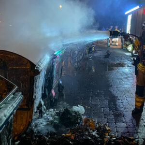 Die Feuerwehr beim Löschen dreier Mülltonnen auf dem Alaunplatz. - Foto: Florian Varga