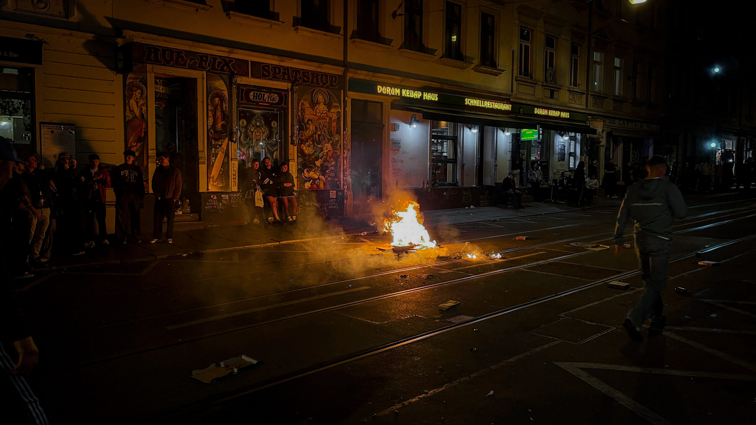 Das gesamte Geschehen rund um das Feuer lockte viele Schaulustige an. - Foto: Florian Varga