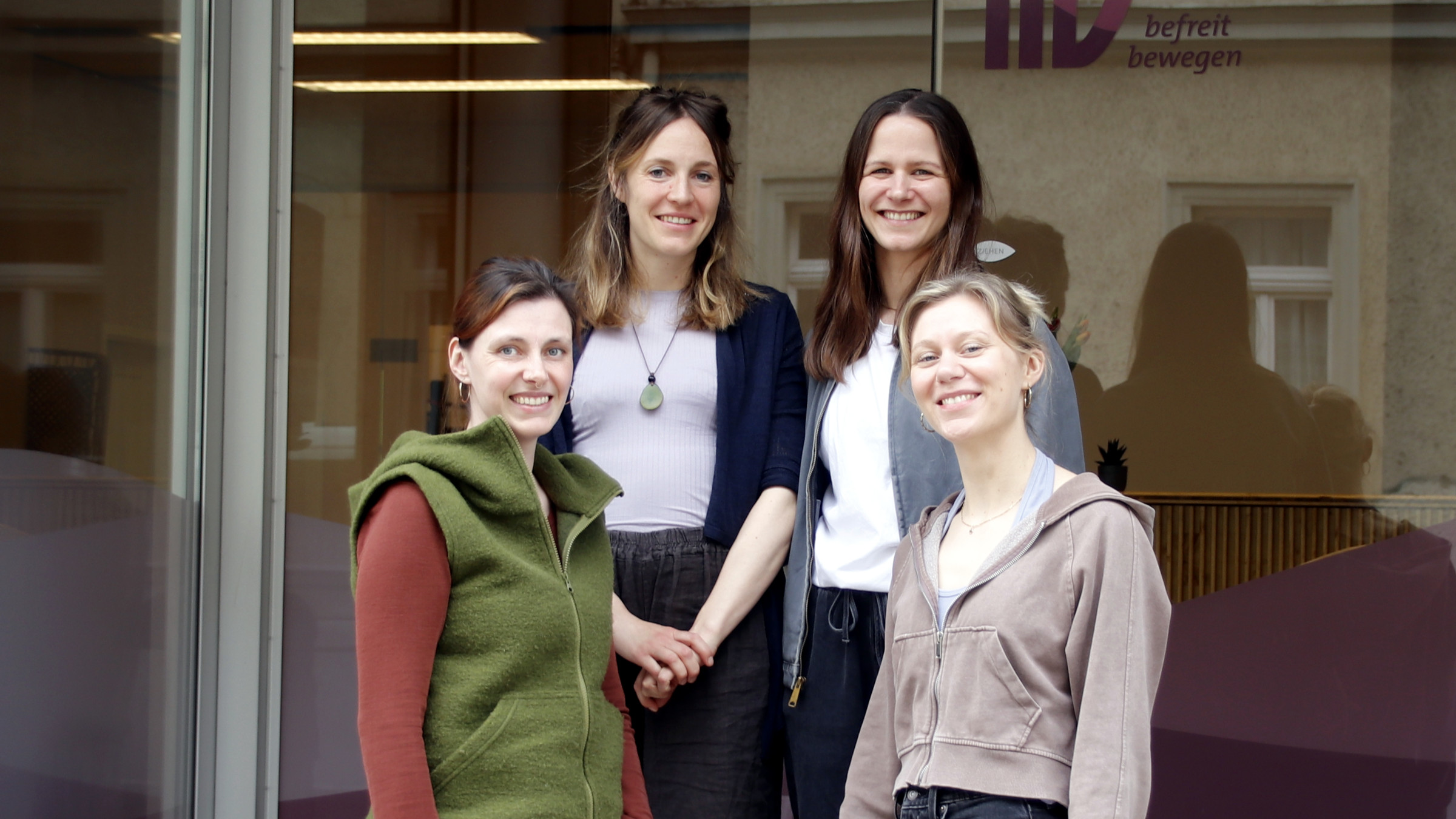 Das Team von Physio-LIV vor der Praxis auf der Hechtstraße: Stefanie Glöckner, Sabrina Märkle, Julia Jost und Gesine Möbius (v.l.) - Foto: Anton Launer