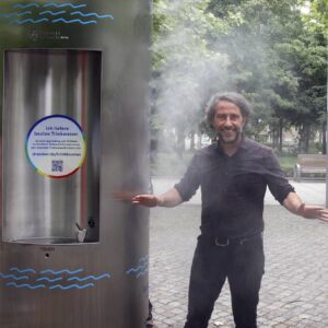 Auf Knopfdruck: Nebel am Jorge-Gomondai-Platz Demuth im Nebel - Foto: Anton Launer