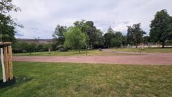 Zweite Generationenbank für den Alaunpark Zwischen Spielplatz und dem Gartenprojekt soll die Mehrgenerationenbank entstehen. Foto: Anton Launer