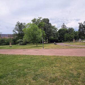 Zwischen Spielplatz und dem Gartenprojekt soll die Mehrgenerationenbank entstehen. Foto: Anton Launer