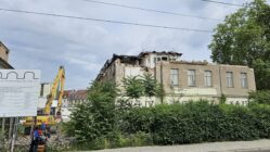 Wird die Putzi-Villa abgerissen? Wird die Putzi-Villa komplett abgerissen? Dach- und Obergeschoss wurden schon abgetragen. Foto: Anton Launer