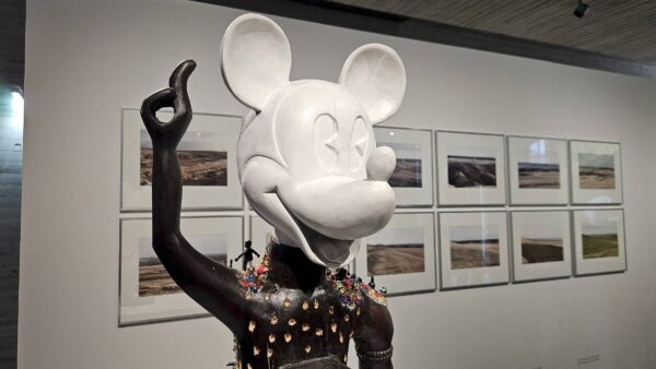Nkisi Mouse des Künstlers Hilary Balu ist Teil des Ausstellungsteils "Gier" - Foto: Anton Launer