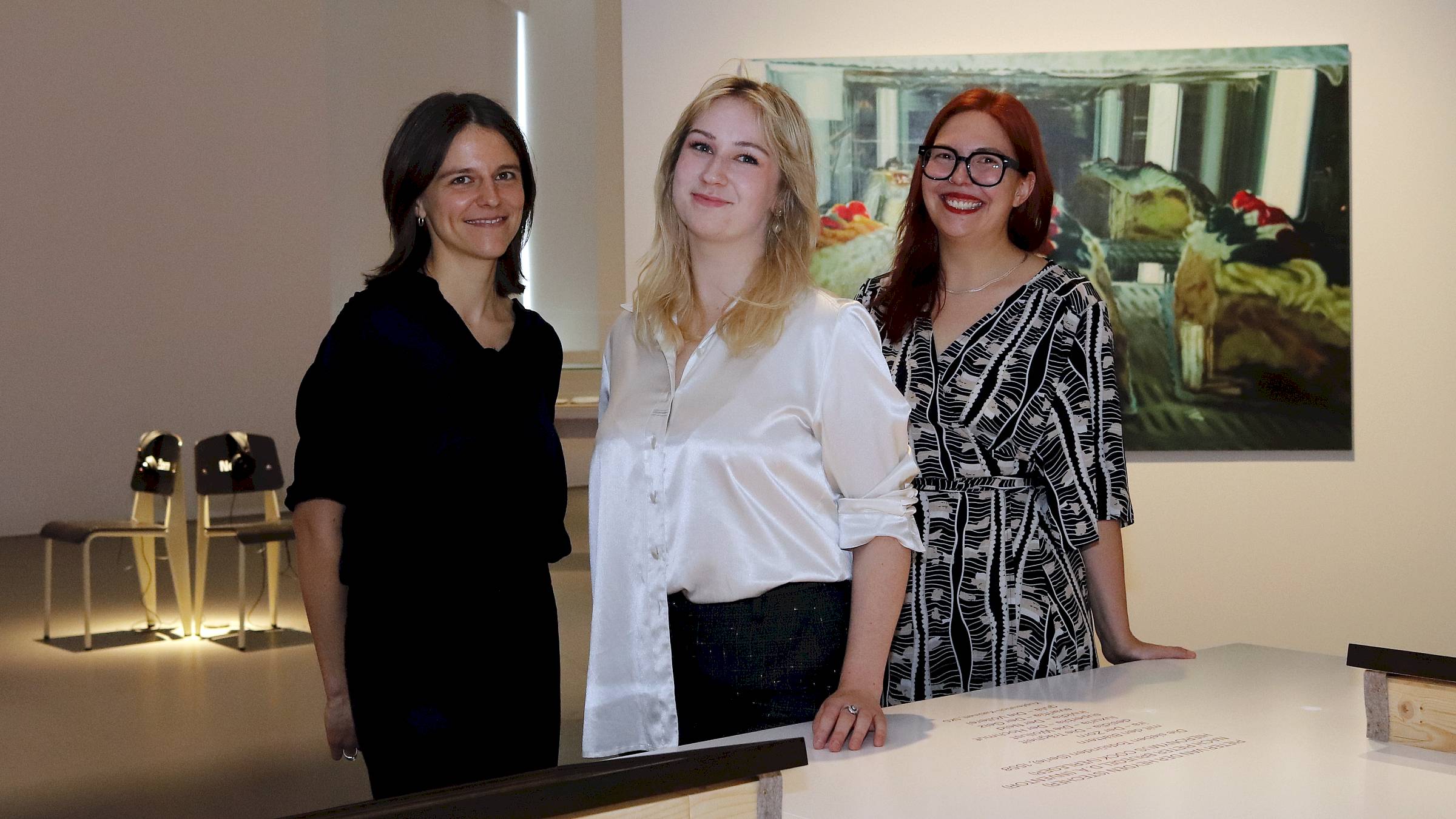 Die Volontärinnen Julia Hosp, Rebecca Schmidt und Isabella Bornberg haben die Ausstellung gestaltet. Foto: Anton Launer