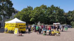 Kleidertausch statt Fast-Fashion Im vergangenen Jahr fand die Kleidertauschparty auf dem Alaunplatz statt - Foto: Greenpeace Dresden