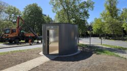 Zweite Toilette des Konzepts steht: Albertplatzklo jetzt werbefrei Neues Toilettenhäuschen am Albertplatz - Foto: Anton Launer