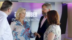 Elbzauber: Bühne im Fluss – mit Camilla Nylund, Howard Carpendale Stargast beim Elbzauber: Sopranistin Camilla Nylund. Foto: Anton Launer