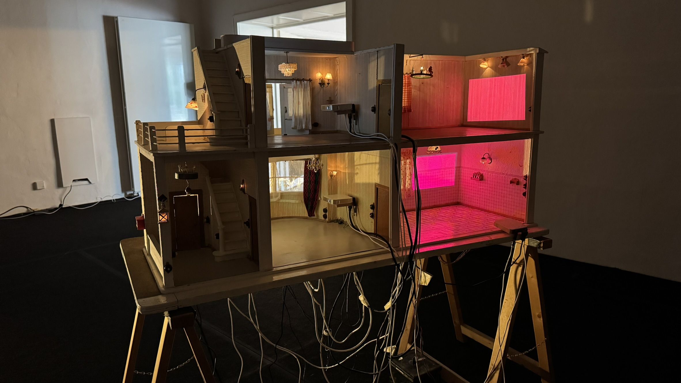 Mathilda Augarts Puppenhaus mit der Videoinstallation „Blaupause dreier Generationen“ stand bei der Festveranstaltung der SADK stellvertretend für die Sparte Bildende Kunst. Foto: Nadine Faust